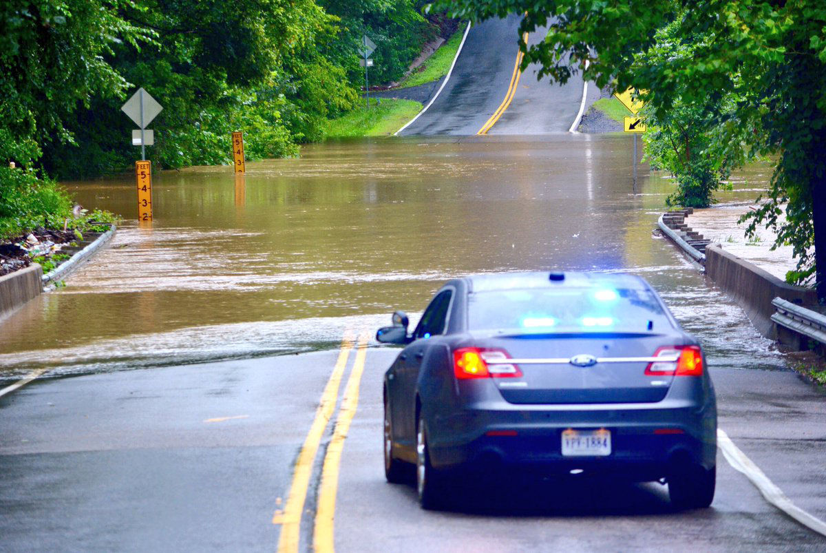 Police in Annadale, Virginia, block off Woodburn Road at Accotink Creek. (WTOP/Dave Dildine)