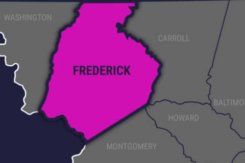 3 injured in roadside crash in Frederick Co.