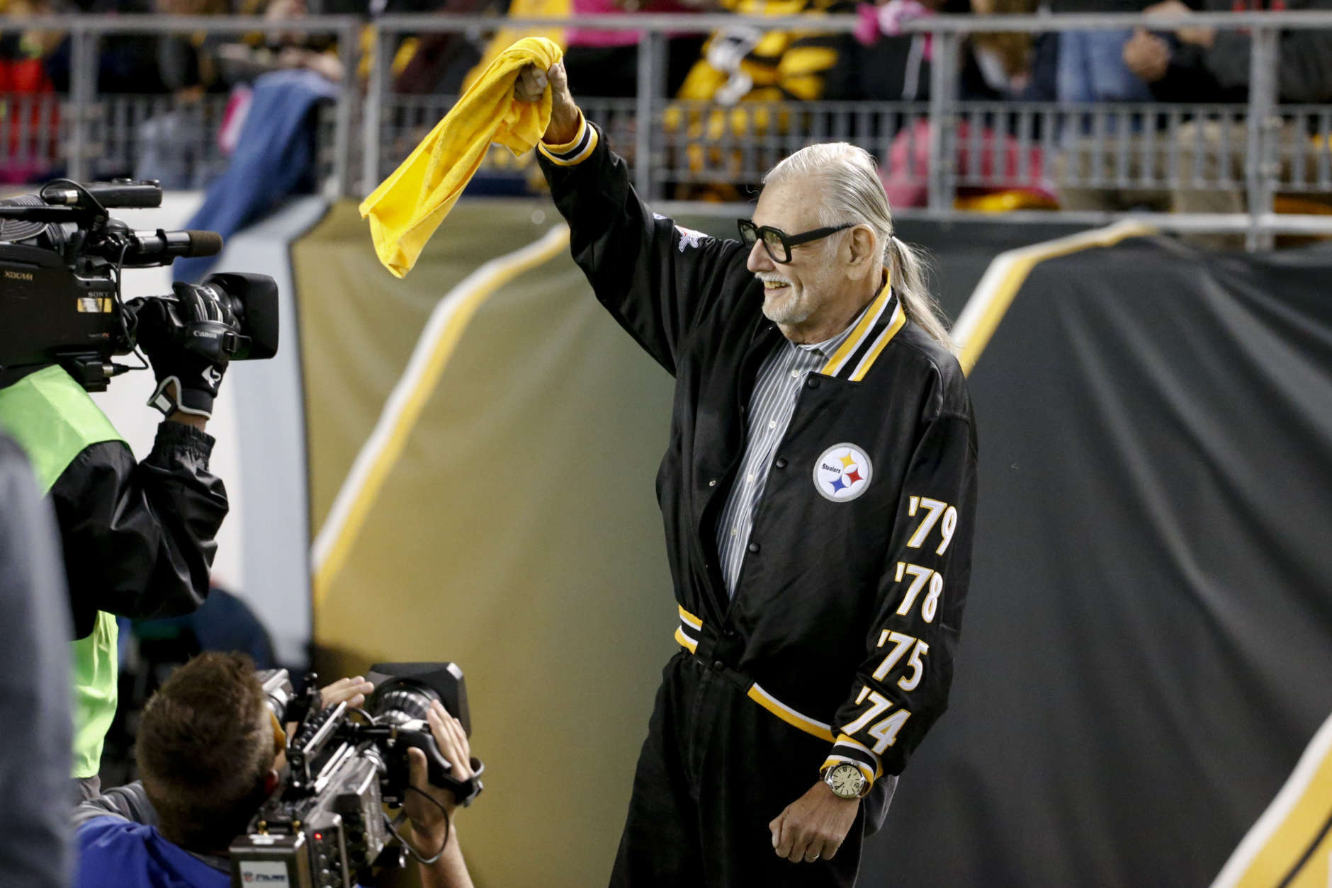 Horror film director George Romero, who directed "The Night of The Living Dead" waves a Terrible Towel before an NFL football game, Thursday, Oct. 1, 2015 in Pittsburgh. It was the anniversary of the film that was made in the Pittsburgh area. (AP Photo/Gene J. Puskar)