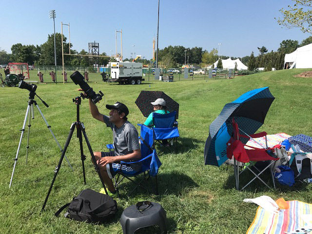 The temperature was in the 90s in Carbondale, Illinois, but that didn't keep people away from viewing the eclipse. (WTOP/Steve Dresner)