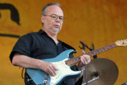 Walter Becker, of Steely Dan, performs during the 2007 Jazz and Heritage Festival in New Orleans on Sunday, May 6, 2007. (AP Photo/Dave Martin)