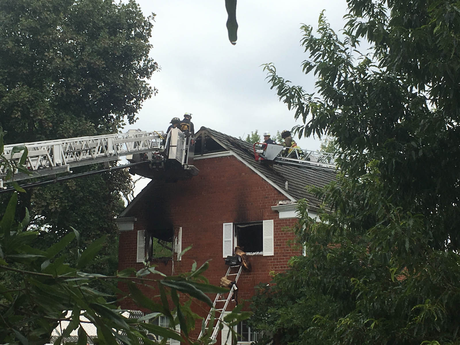 Officials say the fire started in an apartment and then spread quickly to the roof. (WTOP/Mike Murillo)