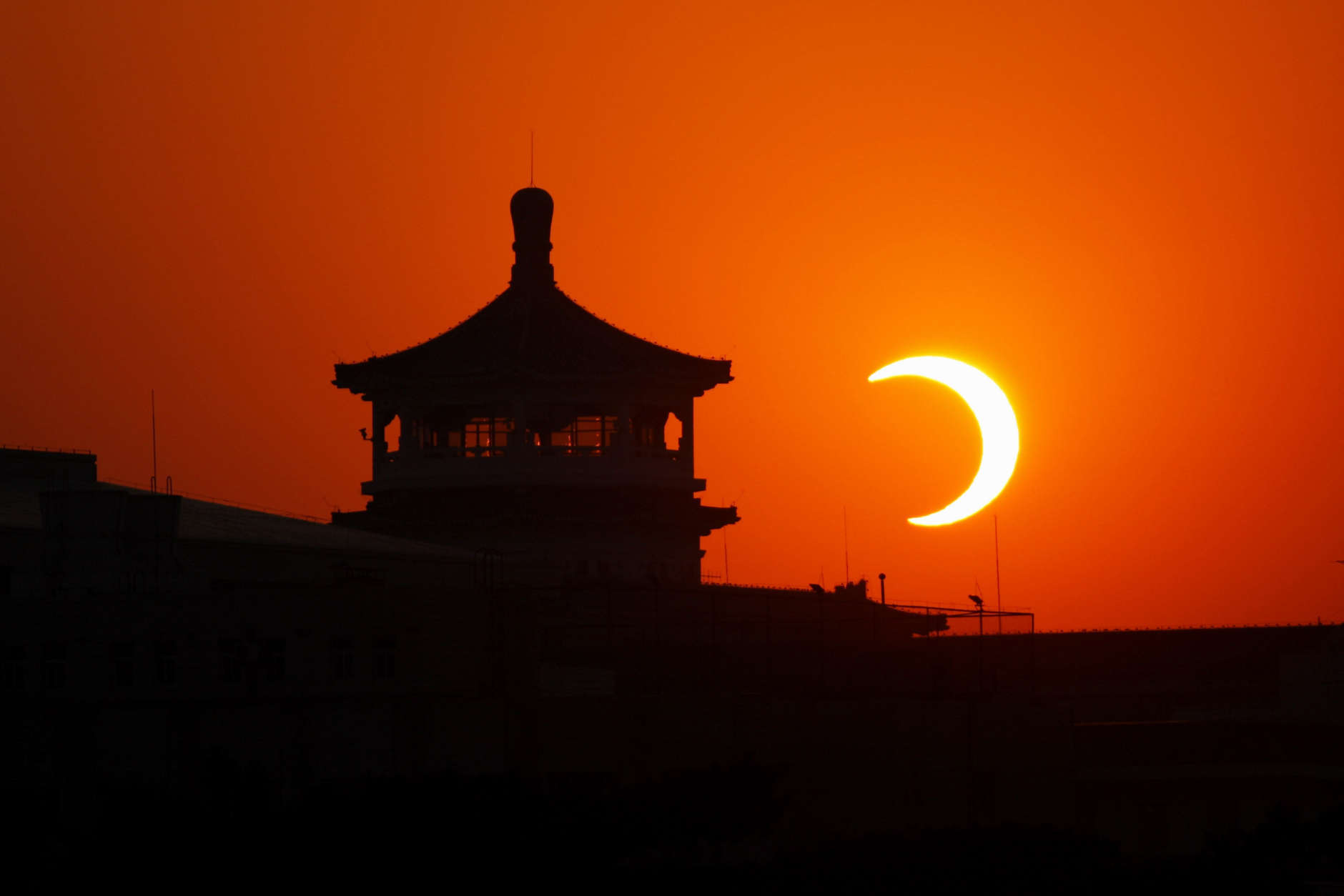 BEIJING - JANUARY 15:  The moon begins to obstruct the view of the sun from earth during a soloar eclipse at the Tian'anmen Square on January 15, 2010 in Shenyang, Liaoning Province of China. The eclipse, which first became visible in Tamil Nadu city of Kanyakumari, is predicted to be the longest of its kind for the next 1000 years.  (Photo by Feng Li/Getty Images)