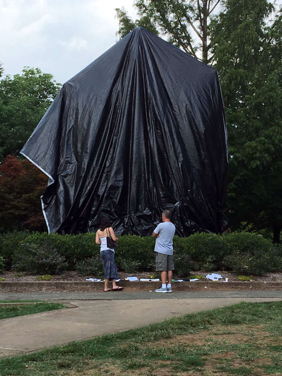 City workers covered the Lee statue early Wednesday afternoon. (WTOP/Shawn Anderson)