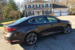 Large 19-inch dark satin wheels play nicely with the granite brown paint. (WTOP/Mike Parris)