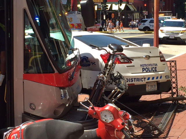 Scene of a bus crash on the 600 block of H Street NW. (WTOP/James Hoeflinger)