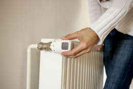 One hand adjust thermostat valve