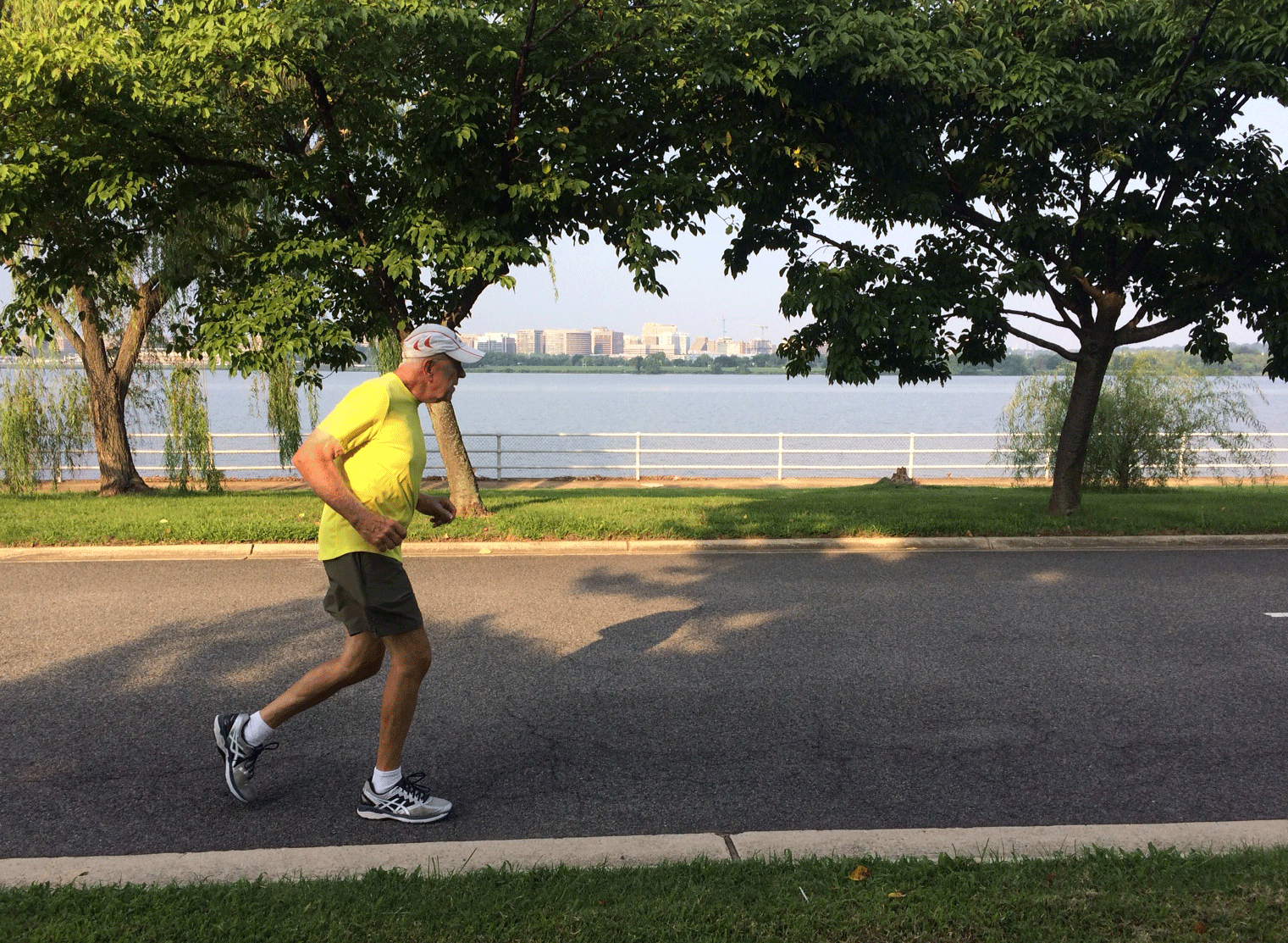 Al Richmond, 78, trains for his 42nd Marine Corps Marathon during a run with WTOP's Sarah Beth Hensley at Hains Point. He had run every Marine Corps Marathon since the race started in 1976. (WTOP/Sarah Beth Hensley)