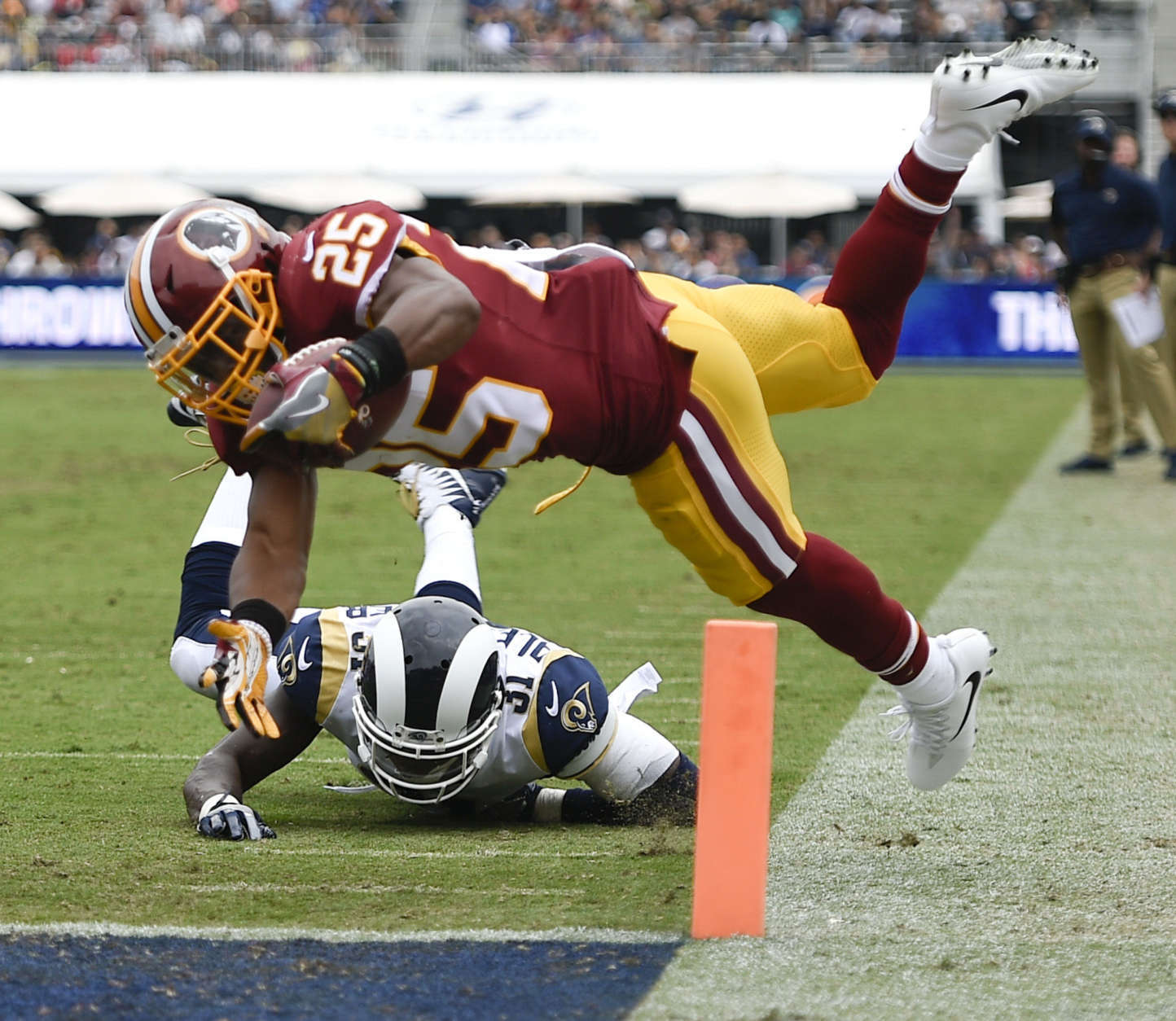 Washington Redskins running back Chris Thompson scores past Los Angeles Rams strong safety Maurice Alexander during the first half of an NFL football game Sunday, Sept. 17, 2017, in Los Angeles.(AP Photo/Kelvin Kuo)