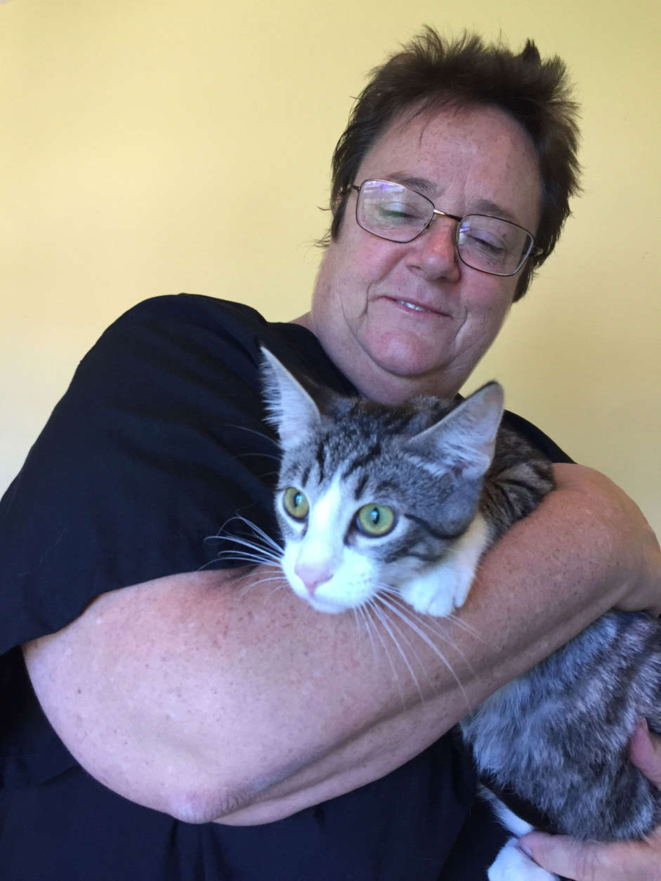 Cindy Sharper, of Last Chance Animal Rescue, with one of the new arrivals from Florida. (WTOP/Rich Johnson)