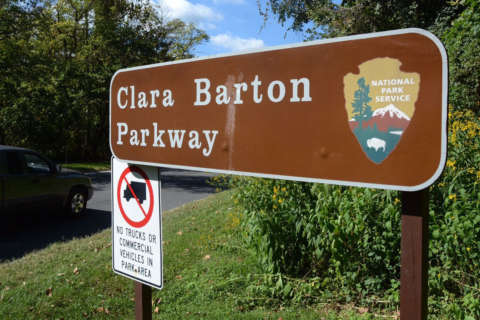 3 injured in car crash on Clara Barton Parkway
