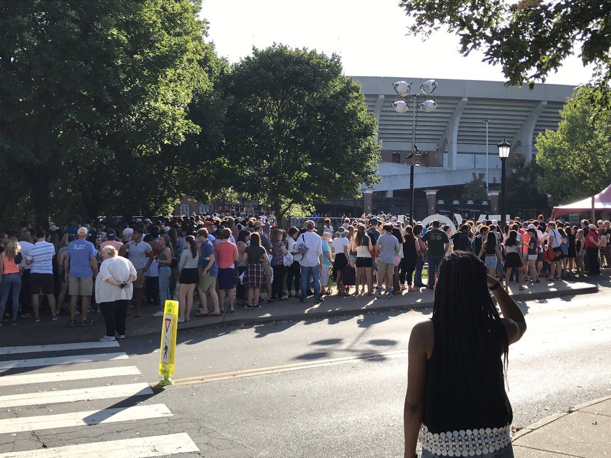 The crowd at Scott Stadium's East Gate waiting to get into the venue. (WTOP/Michelle Basch)