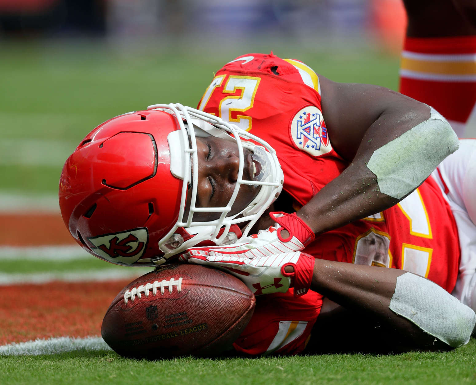 KANSAS CITY, MO - SEPTEMBER 17:  Running back Kareem Hunt #27 of the Kansas City Chiefs celebrates after scoring a touchdown during the game against the Philadelphia Eagles at Arrowhead Stadium on September 17, 2017 in Kansas City, Missouri.  (Photo by Jamie Squire/Getty Images)