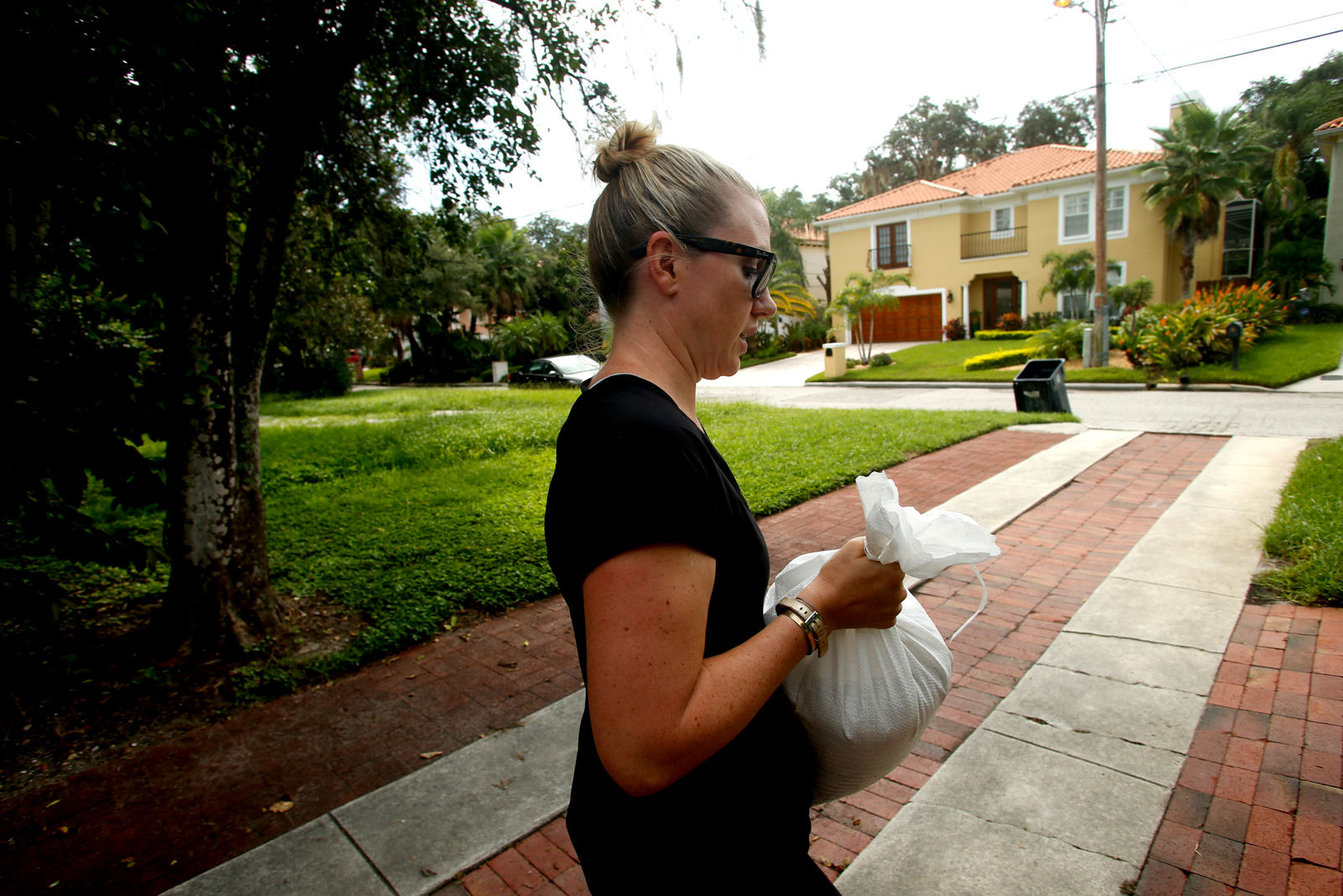 Kelly Harrington carries a sandbag to place in front of the front door of her new home as residents in the area prepare ahead of Hurricane Irma on September 5, 2017 in Tampa, Florida. The National Hurricane Center (NHC) has reported that  Hurricane Irma has strengthened to a Category 5 storm as it crosses into the Caribbean and is expected to move on towards Florida.  (Photo by Brian Blanco/Getty Images)