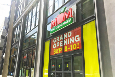 MOM’s Organic Market opens first downtown Philly store