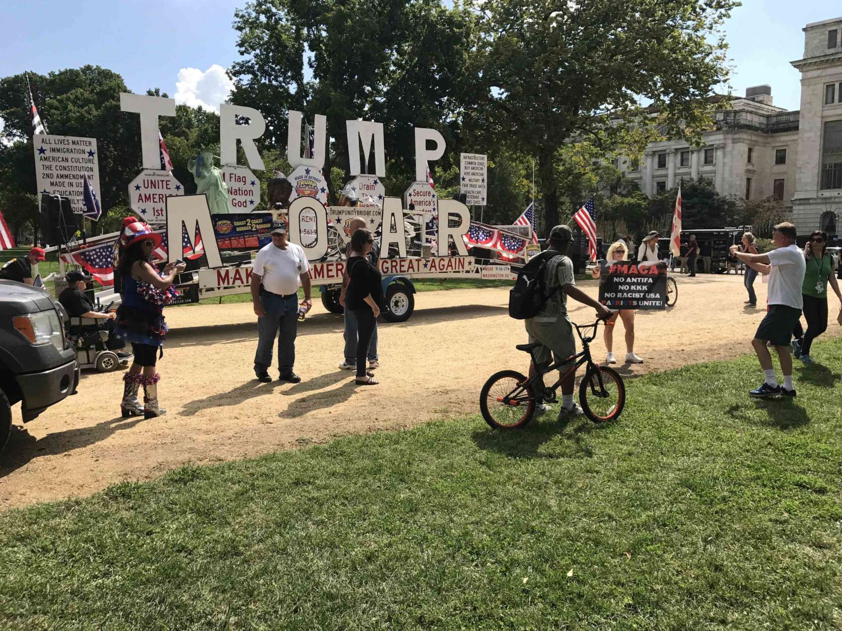During the rally on Saturday, many of the president's supporters cheered him, even despite his recent initiatives with Democratic congressional leaders. (WTOP/Dick Uliano)