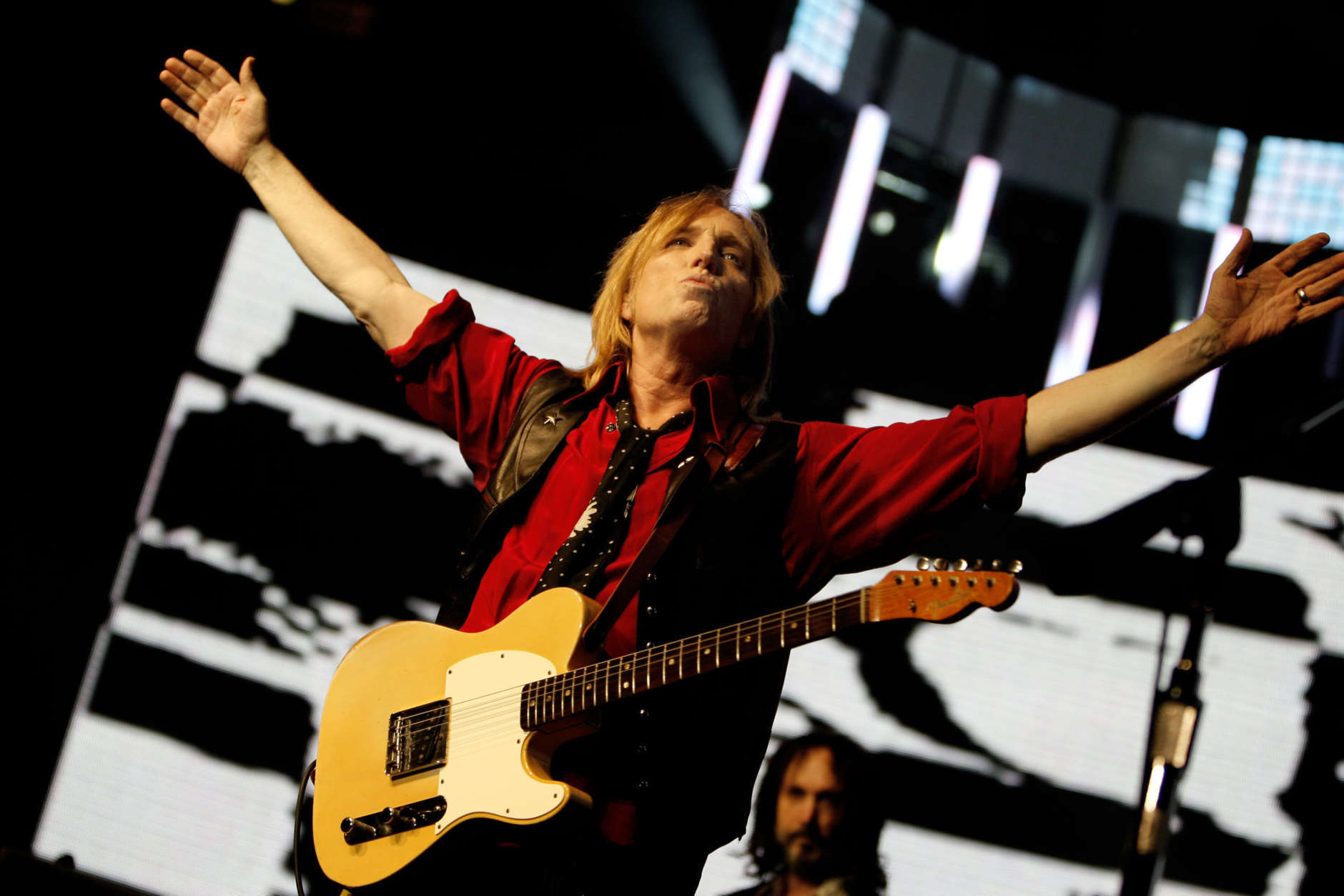 Tom Petty, center, and The Heartbreakers perform in front of a packed house at Madison Square Garden Tuesday, June 20, 2006, in New York.  Tom Petty's third solo album 'Highway Companion' is scheduled to be released on July 25, 2006.  (AP Photo/Jason DeCrow)