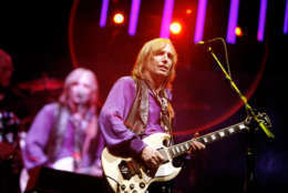 Tom Petty and the Heartbreakers perform on the main stage at the AmsterJam concert Saturday, Aug. 19, 2006 on Randall's Island in New York.  (AP Photo/Jason DeCrow)