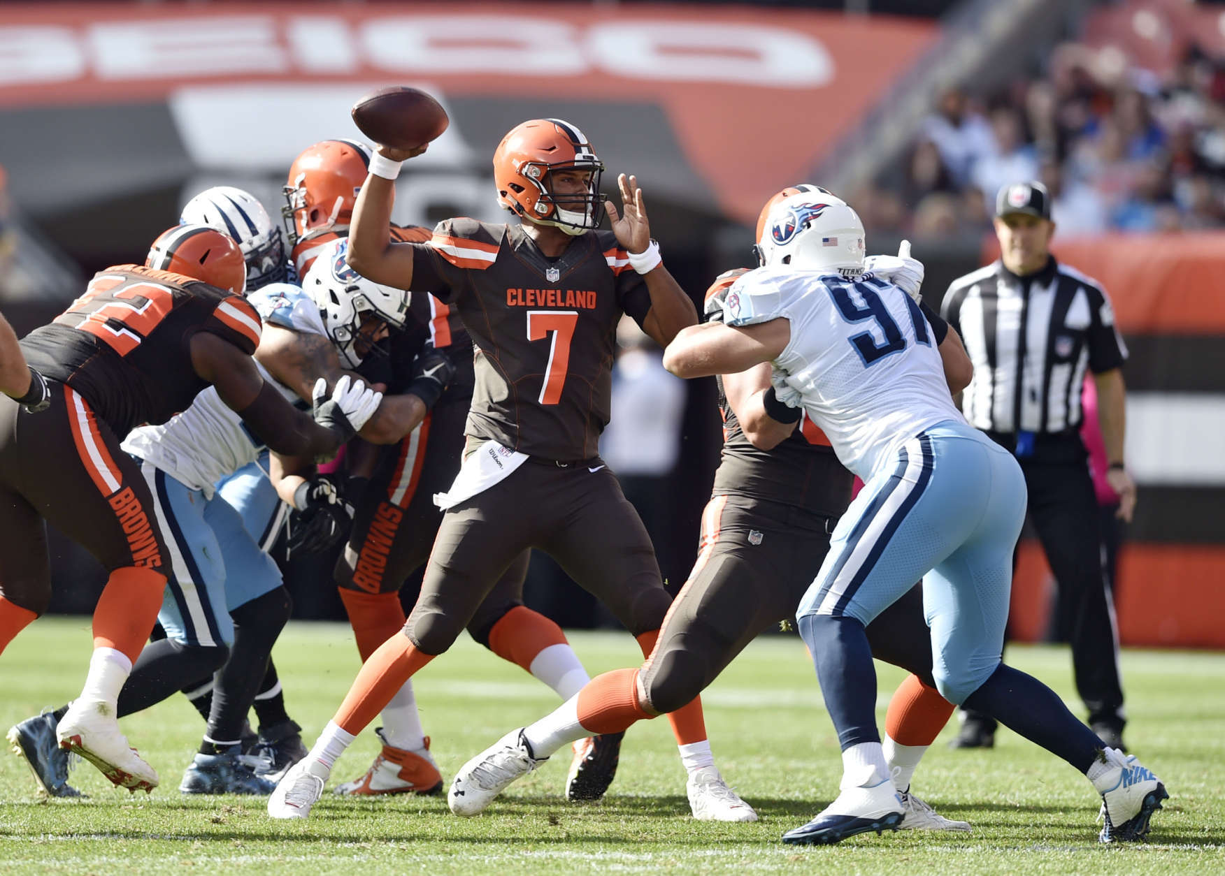 Cleveland Browns quarterback DeShone Kizer (7) passes against the Tennessee Titans in the first half of an NFL football game, Sunday, Oct. 22, 2017, in Cleveland. (AP Photo/David Richard)