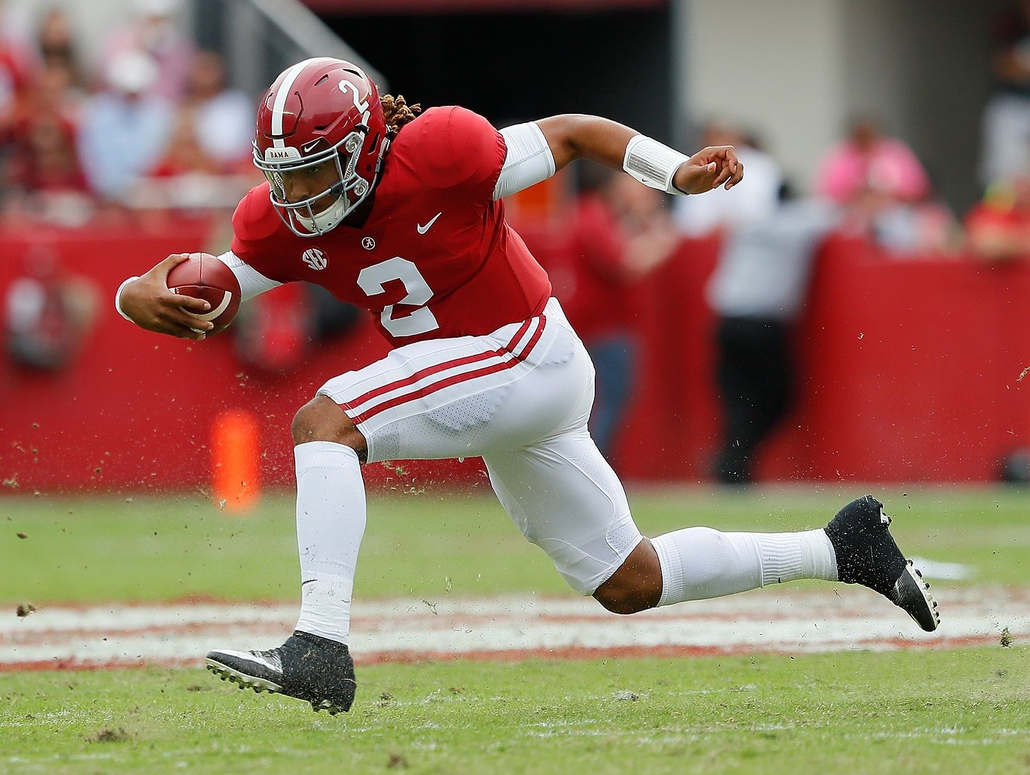 TUSCALOOSA, AL - OCTOBER 21:  Jalen Hurts #2 of the Alabama Crimson Tide rushes against the Tennessee Volunteers at Bryant-Denny Stadium on October 21, 2017 in Tuscaloosa, Alabama.  (Photo by Kevin C. Cox/Getty Images)