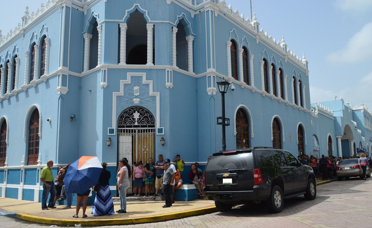 People are lined up outside of the city hall in Fajardo, in the eastern region of Puerto Rico. The city is some 40 miles from San Juan. (Photo courtesy of NAB's Suzanne Raven, @broadlyserving)