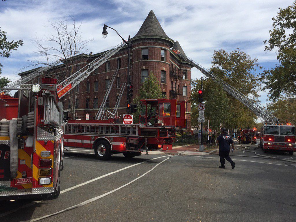 A fire in an apartment building at Vermont Avenue and Q Street in Northwest D.C. produced smoke that could be seen a long way off. (WTOP)