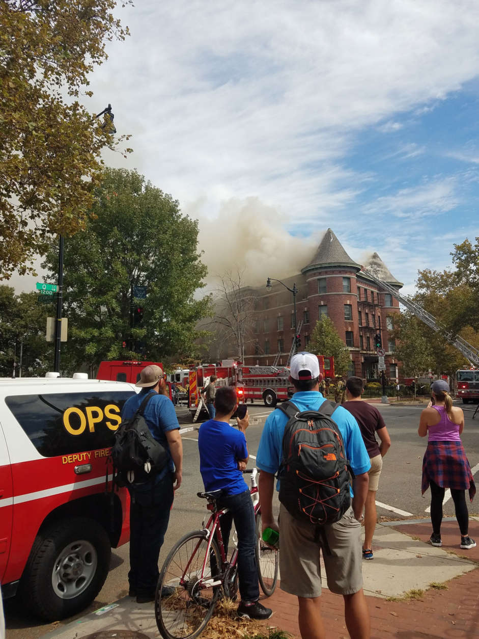 A fire in an apartment building at Vermont Avenue and Q Street in Northwest D.C. produced smoke that could be seen a long way off. (WTOP)