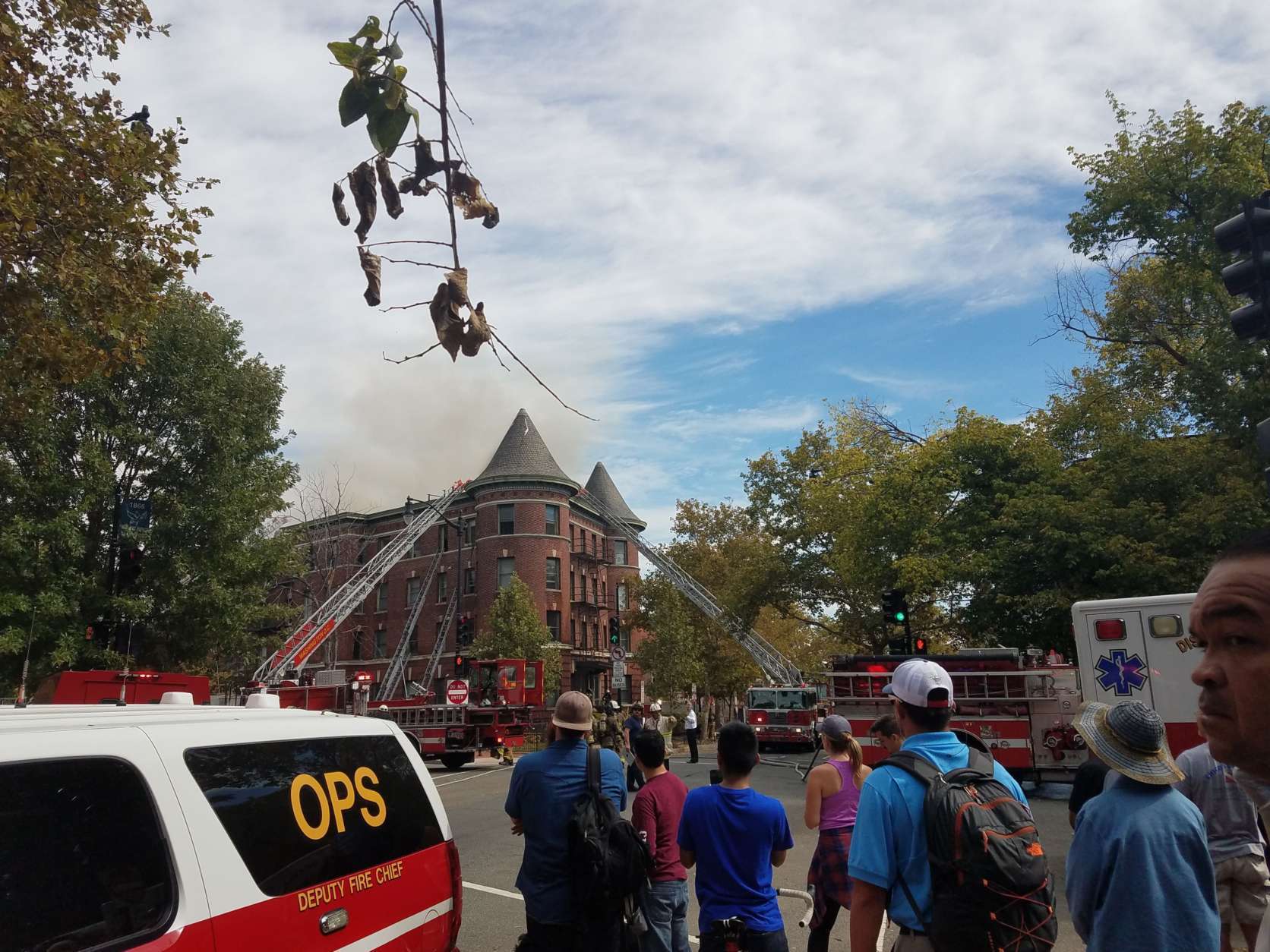 An apartment building burns at Vermont Avenue and Q Street in Northwest D.C. (WTOP)