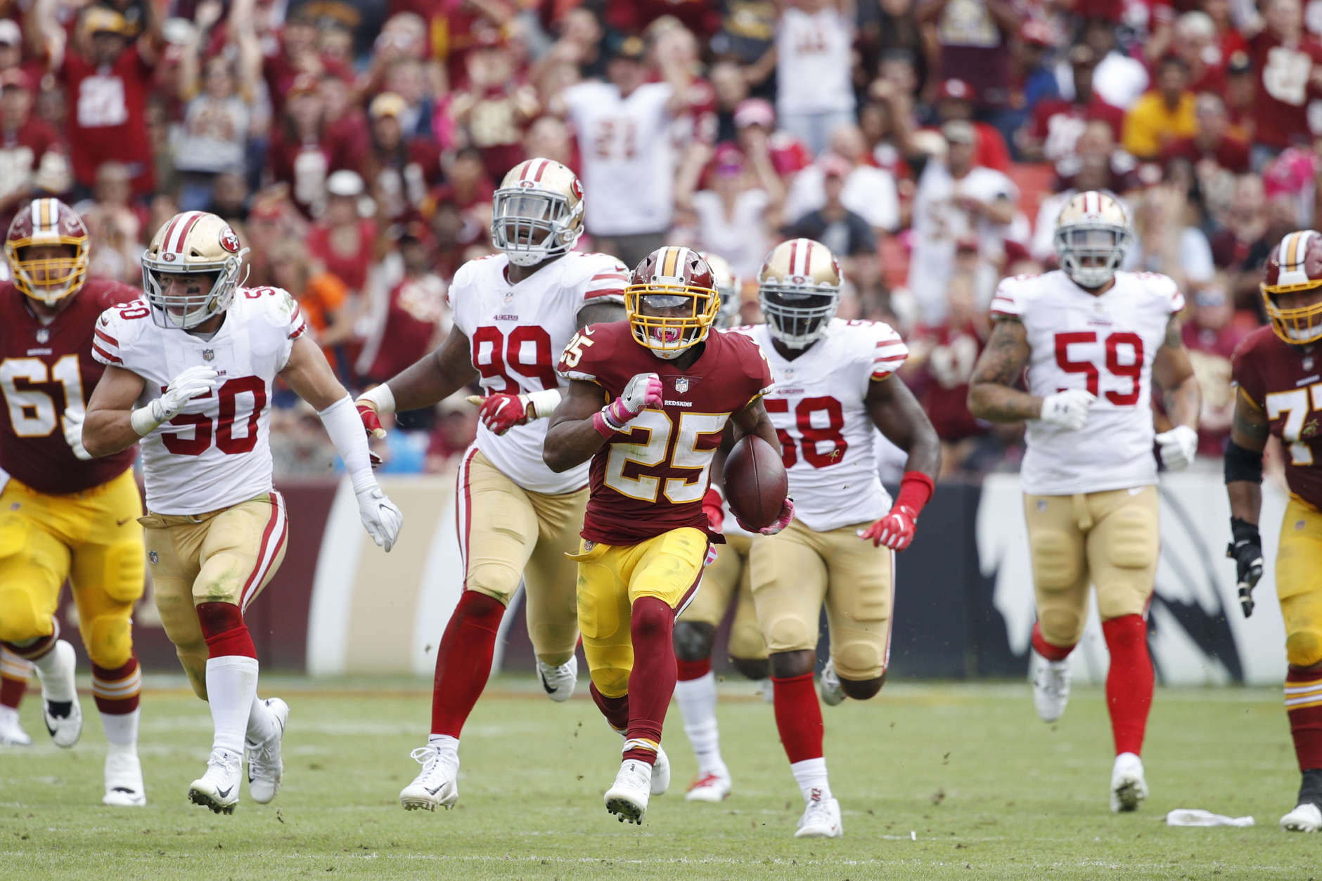 LANDOVER, MD - OCTOBER 15: Chris Thompson #25 of the Washington Redskins runs for 49 yards after a catch to set up a field goal in the second quarter of a game against the San Francisco 49ers at FedEx Field on October 15, 2017 in Landover, Maryland. (Photo by Joe Robbins/Getty Images)