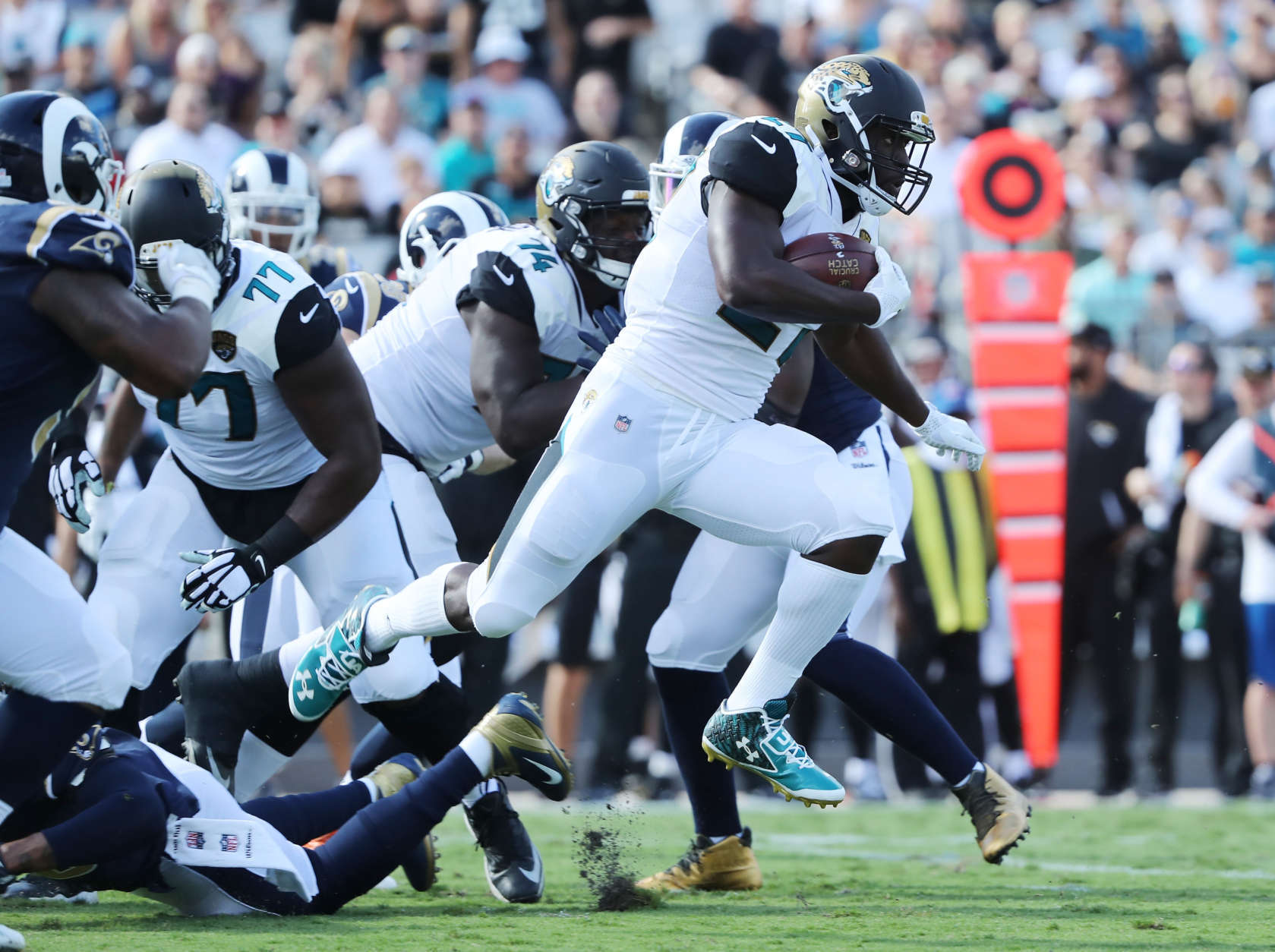 JACKSONVILLE, FL - OCTOBER 15:  Leonard Fournette #27 of the Jacksonville Jaguars runs with the football for a 75-yard touchdown in the first half of their game against the Los Angeles Rams at EverBank Field on October 15, 2017 in Jacksonville, Florida.  (Photo by Sam Greenwood/Getty Images)