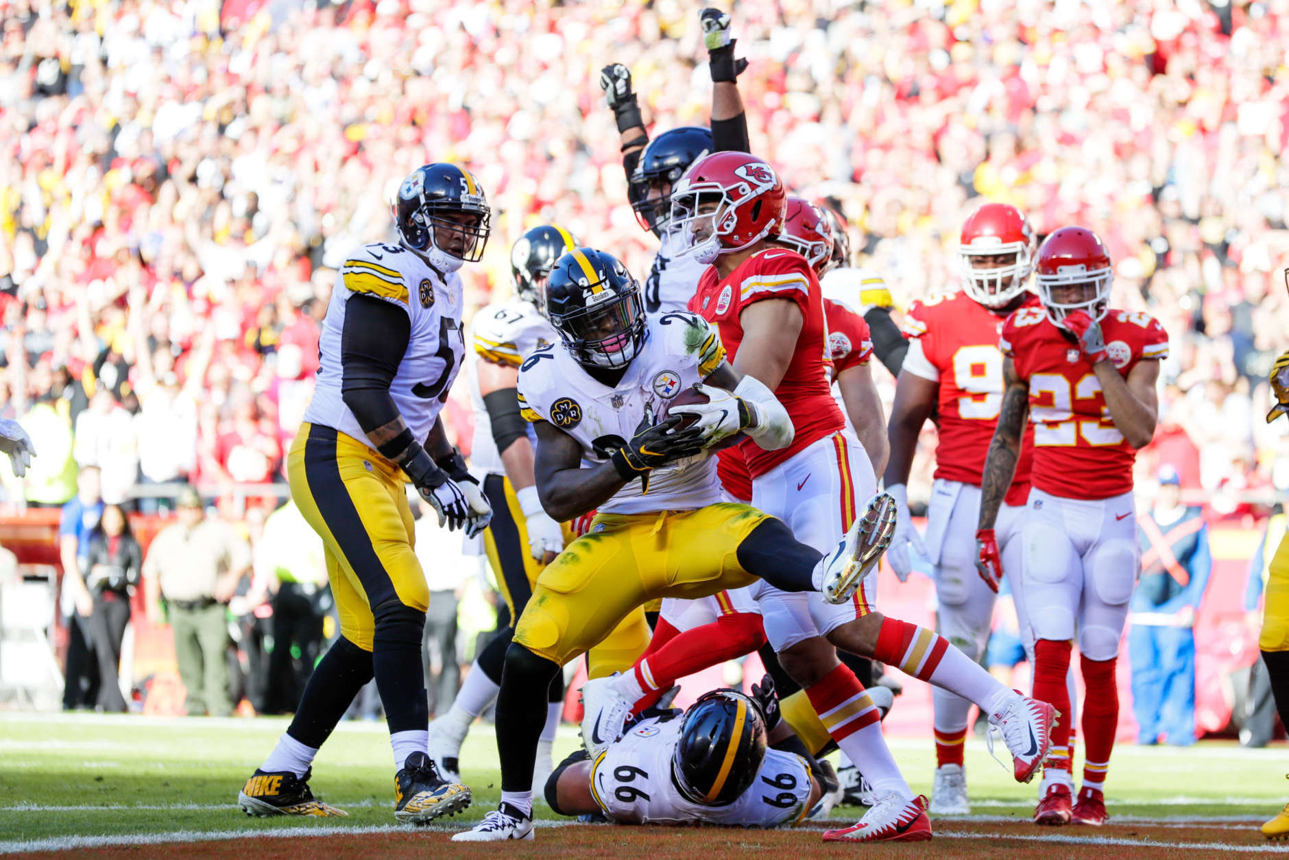 KANSAS CITY, MO - OCTOBER 15: Running back Le'Veon Bell #26 of the Pittsburgh Steelers fights his way through the tackle attempt of outside linebacker Frank Zombo #51 of the Kansas City Chiefs in to the end zone for a touchdown at Arrowhead Stadium on October 15, 2017 in Kansas City, Missouri. ( Photo by Jamie Squire/Getty Images )