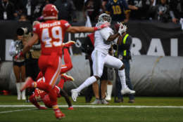 OAKLAND, CA - OCTOBER 19:  Amari Cooper #89 of the Oakland Raiders catches a 38-yard pass for a touchdown against the Kansas City Chiefs during their NFL game at Oakland-Alameda County Coliseum on October 19, 2017 in Oakland, California.  (Photo by Thearon W. Henderson/Getty Images)