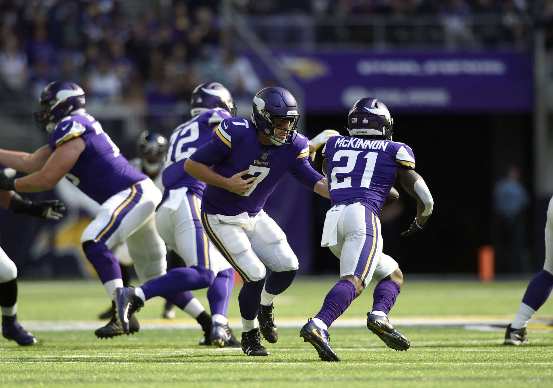 MINNEAPOLIS, MN - OCTOBER 22: Case Keenum #7 of the Minnesota Vikings hands the ball off to Jerick McKinnon #21 in the first half of the game agains the Baltimore Ravens on October 22, 2017 at U.S. Bank Stadium in Minneapolis, Minnesota. (Photo by Hannah Foslien/Getty Images)