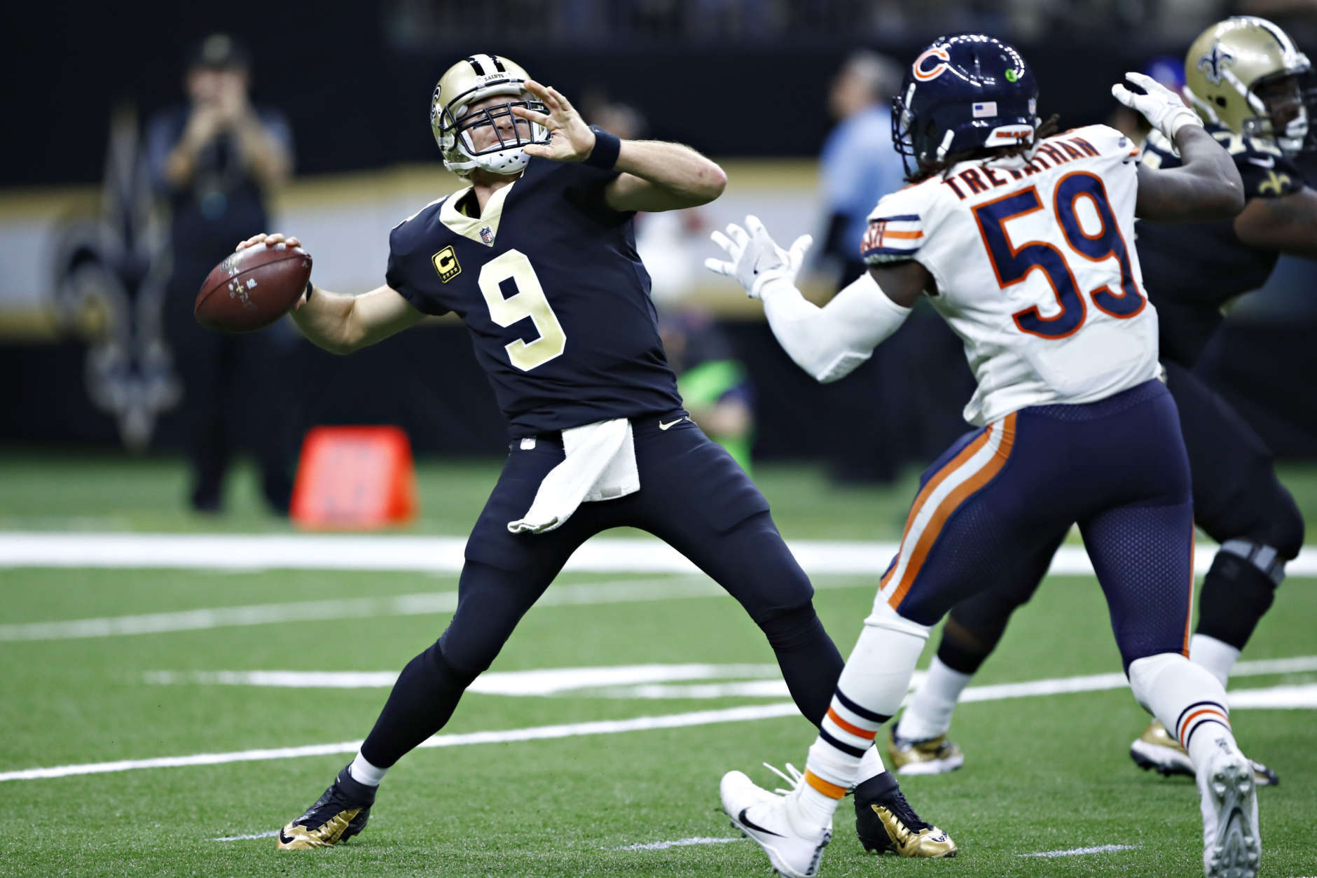 NEW ORLEANS, LA - OCTOBER 29:  Drew Brees #9 of the New Orleans Saints throws a deep pass in the fourth quarter during a game against the Chicago Bears at Mercedes-Benz Superdome on October 29, 2017 in New Orleans, Louisiana.  The Saints defeated the Bears 20-12.  (Photo by Wesley Hitt/Getty Images)