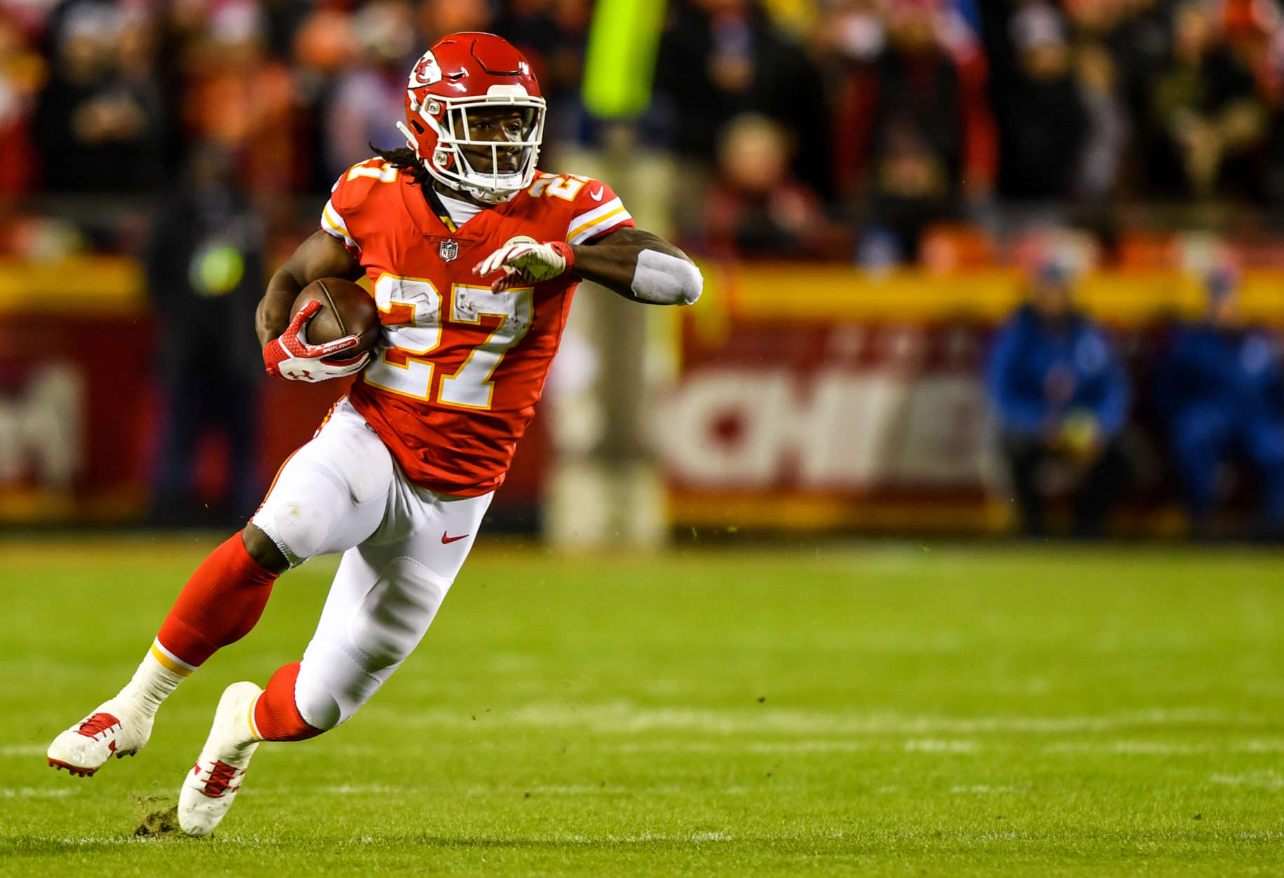 KANSAS CITY, MO - OCTOBER 30: Running back Kareem Hunt #27 of the Kansas City Chiefs runs through a huge hole against the Denver Broncos during the first half of the game at Arrowhead Stadium on October 30, 2017 in Kansas City, Missouri. ( Photo by Peter Aiken/Getty Images )