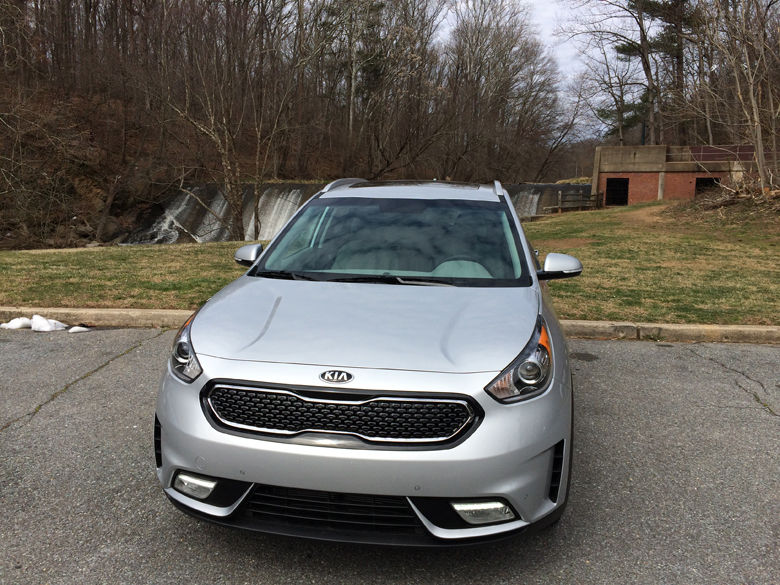 The Kia Niro follows Kia’s typical styling with a large, wide grill up front. The headlights seemed pushed out to the edge of the front end and then taper back on the hood. (WTOP/Mike Parris)