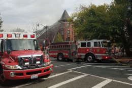 The fire at Vermont Avenue and Q Street in Northwest D.C. produced heavy smoke. (WTOP/Lisa Weiner)