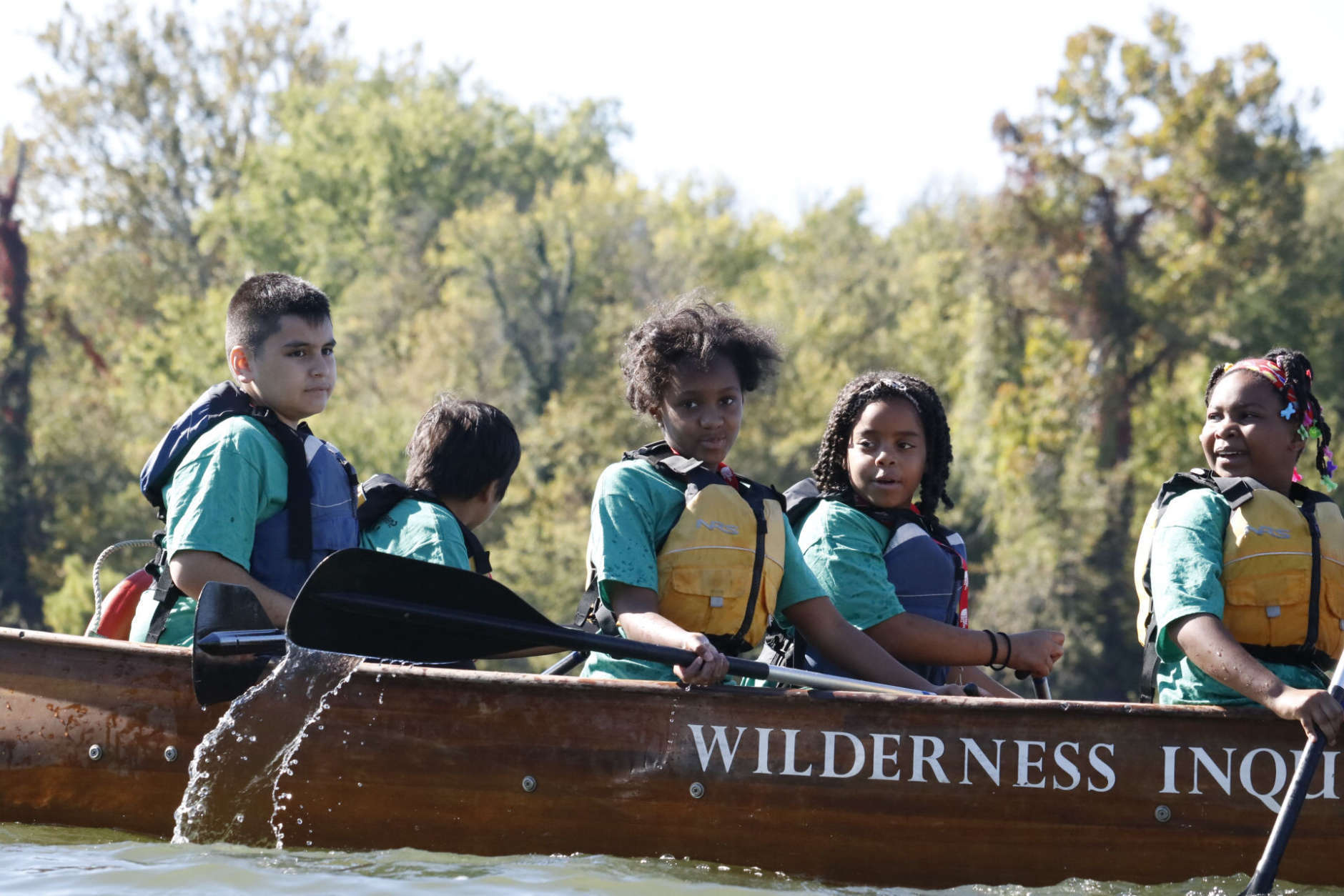 Samarah Malcolm and her classmates on the Potomac River. (WTOP/Kate Ryan)
