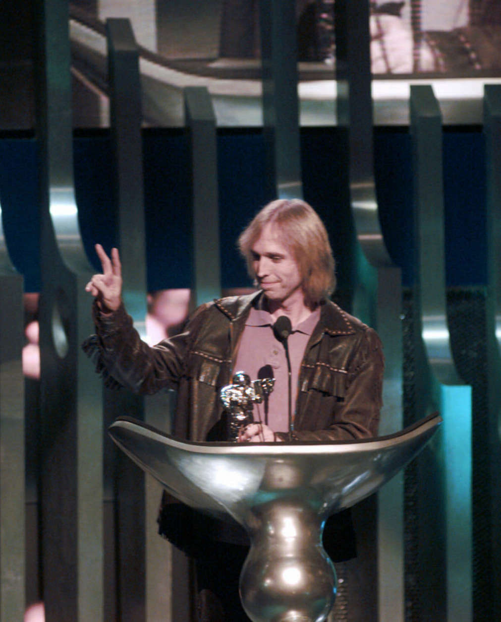 Tom Petty makes a peace sign after winning the award for Best Male Video during the 1995 MTV Video Music Awards at Radio City Music Hall in New York Thursday, September 7, 1995.  (AP Photo/ Bebeto Matthews)