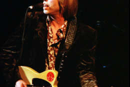 Tom Petty and the Heartbreakers kick off the first of 10 shows with "I Won't Back Down," Friday, Jan. 10, 1997, at the Fillmore in San Francisco.  (AP Photo/Robin Weiner)