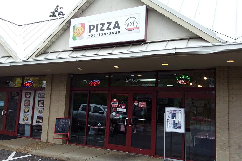 Troy’s Italian Kitchen is open in Lyon Park, replacing a pizza chain. (Courtesy of ARLnow.com)