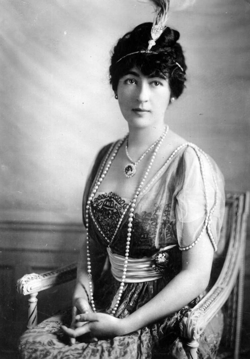 circa 1915:  Mrs Evalyn Walsh McLean, one of the owners of the famous Hope diamond, a 44 1/2 carat stone which, legend has it, was taken from the eye of a Burmese idol and is supposed to bring bad luck to anyone who owns it. Mrs McLean died of pneumonia in Washington, aged 60.  (Photo by Topical Press Agency/Getty Images)
