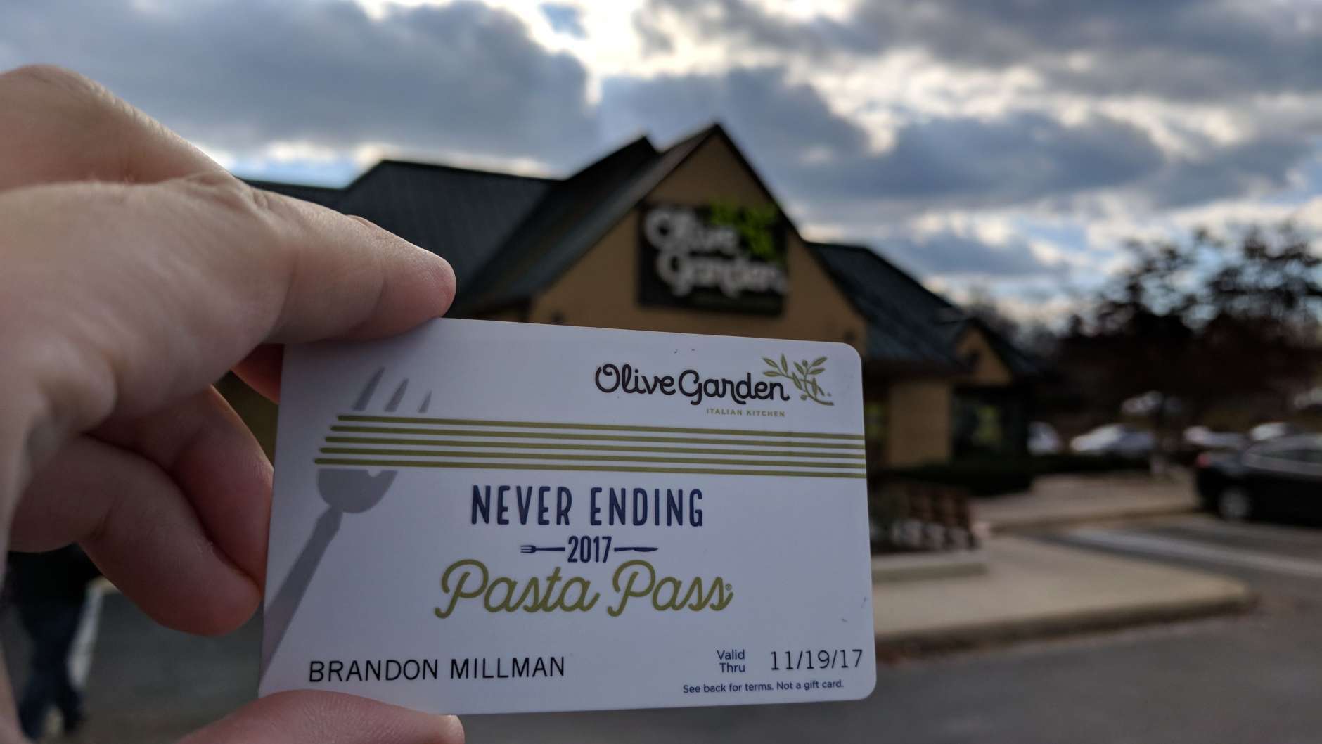 Olive Garden gift card in a hand – Stock Editorial Photo © dennizn  #255131560