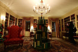 WASHINGTON, DC - NOVEMBER 27:  The library at the White House during a press preview of the 2017 holiday decorations November 27, 2017 in Washington, DC. The theme of the White House holiday decorations this year is "Time-Honored Traditions."  (Photo by Alex Wong/Getty Images)