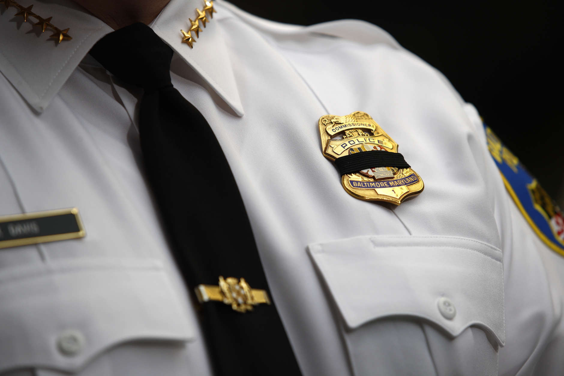 Baltimore homicide detective shot in head dies; suspect at large - WTOP ...