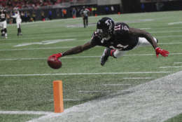 Atlanta Falcons wide receiver Julio Jones (11) scores a touch down against the Tampa Bay Buccaneers during the first half of an NFL football game, Sunday, Nov. 26, 2017, in Atlanta. (AP Photo/John Bazemore)