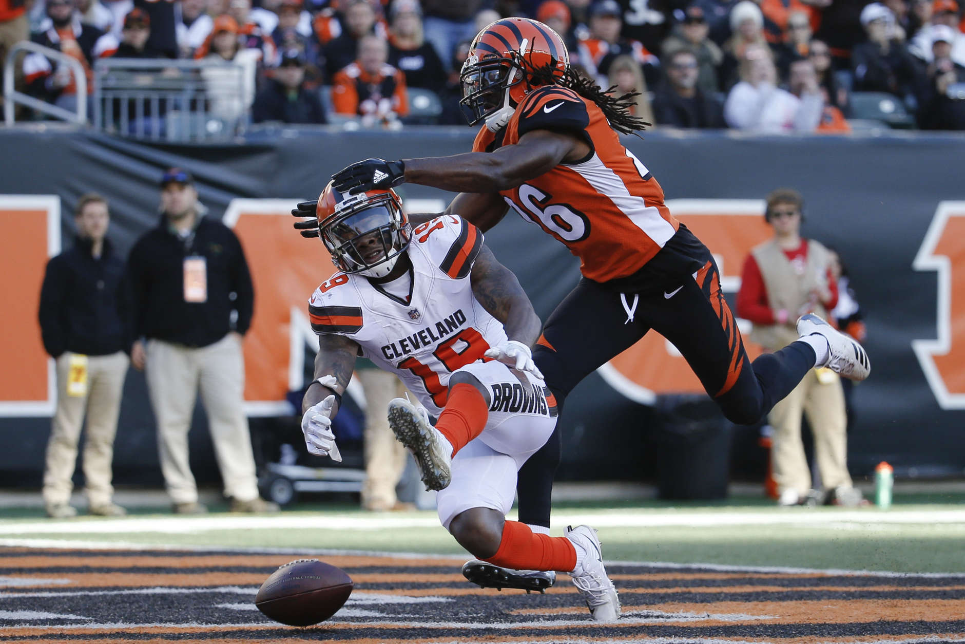 Cleveland Browns wide receiver Corey Coleman (19) drops a pass against Cincinnati Bengals cornerback Josh Shaw (26) in the second half of an NFL football game, Sunday, Nov. 26, 2017, in Cincinnati. (AP Photo/Frank Victores)