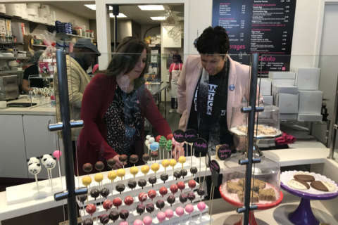 DC mayor supports Small Business Saturday in Northwest bakery