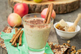 Smoothies "apple pie" with nuts and cinnamon.