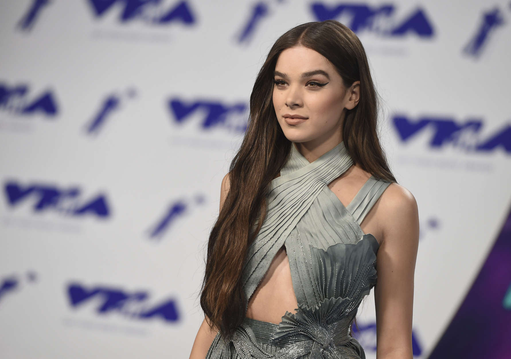 Hailee Steinfeld arrives at the MTV Video Music Awards at The Forum on Sunday, Aug. 27, 2017, in Inglewood, Calif. (Photo by Jordan Strauss/Invision/AP)